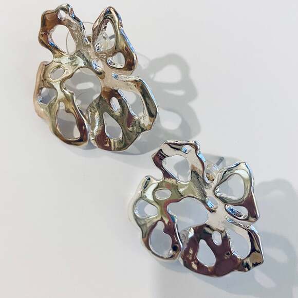 Silver Flower Stud Earrings NEW - Picture 1 of 2